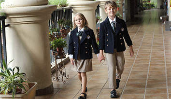 讓定制校服與校園文化相結(jié)合，打造每一所學(xué)校獨(dú)具特色的校服