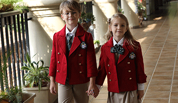 智選哈馬班服生產(chǎn)廠家，給您展示中小學(xué)生新面貌