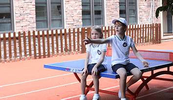 “學(xué)校校服訂做”服裝如果打版生產(chǎn)，是否阻礙了校服行業(yè)的發(fā)展