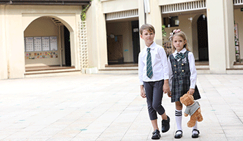 2019年北京世園會志愿者服裝以“志愿藍(lán)”為主色調(diào)，哈馬小學(xué)校服定制企業(yè)認(rèn)為，時尚新穎！