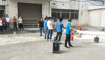 為了增強哈馬校服定做企業(yè)員工的消防意識，我司于近日舉行了一場消防演習