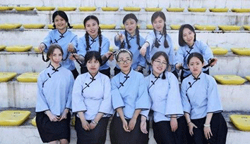 長春市教育局要求，當(dāng)?shù)貙W(xué)校不得強(qiáng)制學(xué)生購買校服訂做