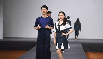 湖南益陽舉辦小學(xué)校服定制秀,目的是讓學(xué)生愛上穿校服