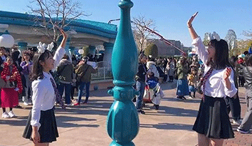 日本學(xué)生穿上校服覺得有一種自豪感，而中國學(xué)生對于校服定制的想法呢？