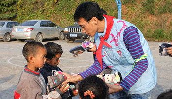 正能量志愿者王遠(yuǎn)貴捐出萬元獎(jiǎng)金，給山區(qū)小孩“定制校服”