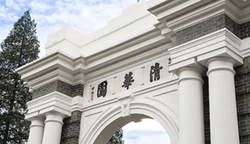 2019年本科生畢業(yè)典禮清華學生代表，穿著“校服定制”著裝發(fā)表隆重的畢業(yè)演講