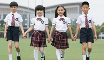 曾經(jīng)“遭人嫌棄”的土氣運(yùn)動款校服定制，現(xiàn)在卻成為時尚界的必備單品