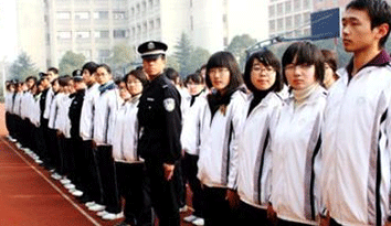 浙江省市場(chǎng)監(jiān)督局召回百余件毒“校服定制”衣服，其出品可分解出致癌物質(zhì)