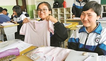 愛心企業(yè)特別“定制校服”1300套 溫暖新疆孩子