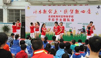 溫州市“滴水微公益?圓夢微心愿”活動走進(jìn)校園 把新的校服定制著裝捐贈給孩子們