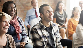 在學(xué)生看來寬松垮大的“校服定制”衣服，去到了非洲卻成為了“眾人歡迎” 的緊俏貨