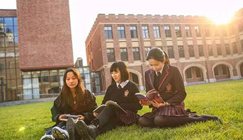 您學(xué)校擁有多少種“定做校服”風(fēng)格呢？