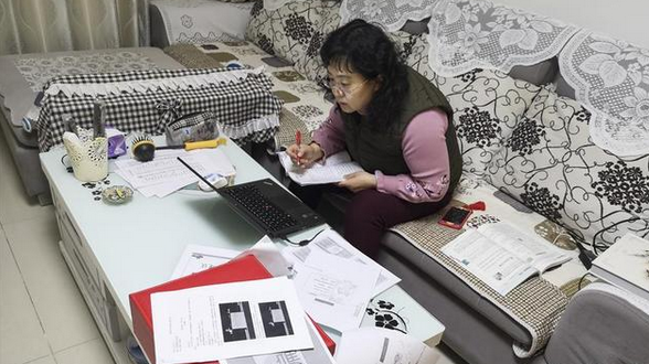 哈馬校服定制廠家認為:疫情當前，網上開課是應急也是創(chuàng)新