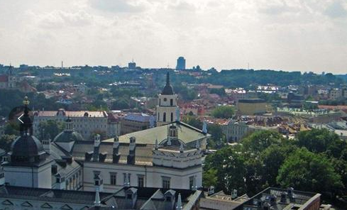 哈馬定做校服企業(yè)得知，立陶宛留學生保柳斯在中國疫情影響下被隔離感受中國的負責與溫暖