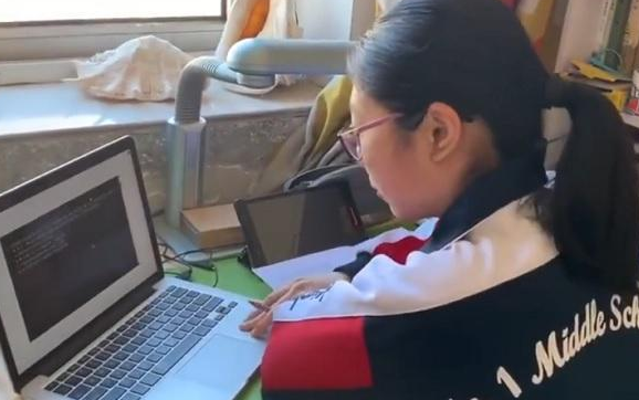哈馬校服定制廠家獲悉，石家莊一中規(guī)定學生們上網(wǎng)課時要穿著校服
