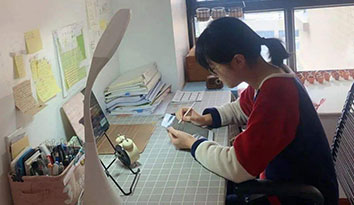 居家學(xué)習(xí)凸顯學(xué)校存在的價值  “校服定制”著裝體現(xiàn)學(xué)校文化氣質(zhì)