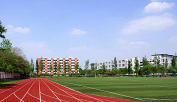 疫情打破家庭的舒適區(qū)  校服制作廠家為學(xué)校創(chuàng)造新環(huán)境