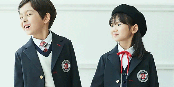 穿中學生校服定做的好處體現(xiàn)在減少不必要的焦慮