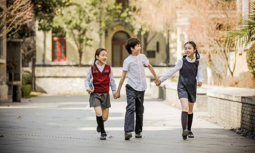 校服生產(chǎn)廠家，校服定制