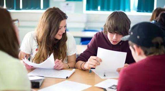 定制校服廠家，校服生產(chǎn)工廠