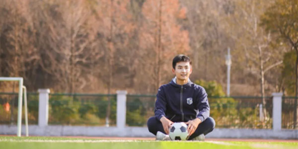 校服生產(chǎn)廠家，校服定制