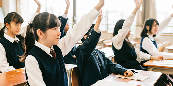 校服生產(chǎn)廠家，校服定制