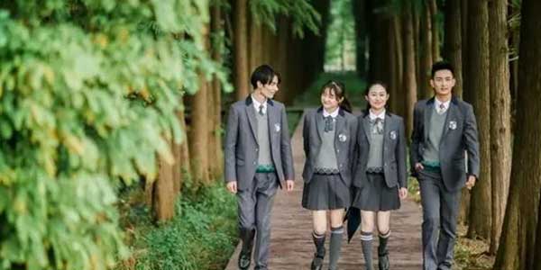 校服生產(chǎn)企業(yè)，校服定做